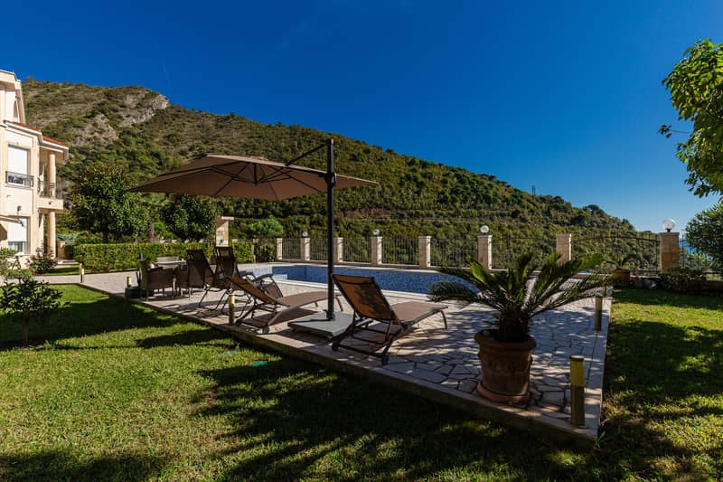 Elegance and Serenity in a Luxury Villa with Panoramic Sea View — photo 3