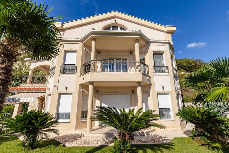 Elegance and Serenity in a Luxury Villa with Panoramic Sea View — photo 2