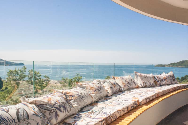 Luxury 1-Bedroom Apartment with Spacious Terrace in Bečići — photo 3