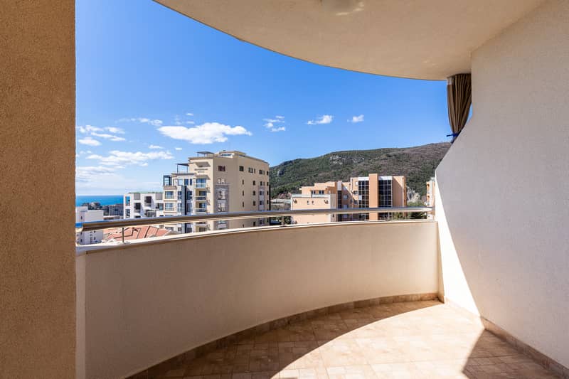 Apartment 52 m² with Sea View and Two Terraces in Bečići — photo 4