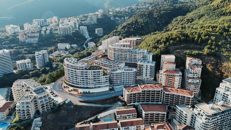 EXCLUSIVE AUTHOR'S PROJECT OF A CLUB RESIDENCE ON THE PICTURESQUE COAST OF MONTENEGRO — photo 2