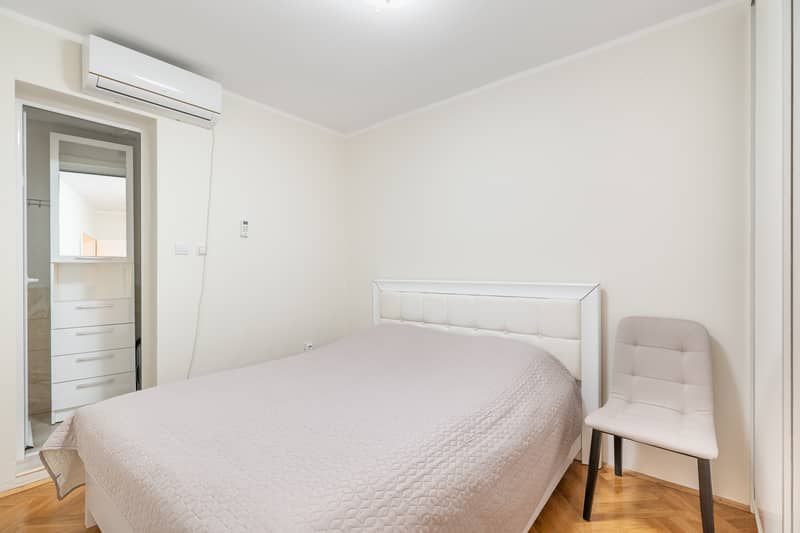 Spacious apartment with sea view in Sveti Stefan — 77 m² — photo 10