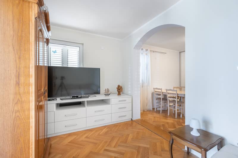 Spacious apartment with sea view in Sveti Stefan — 77 m² — photo 8