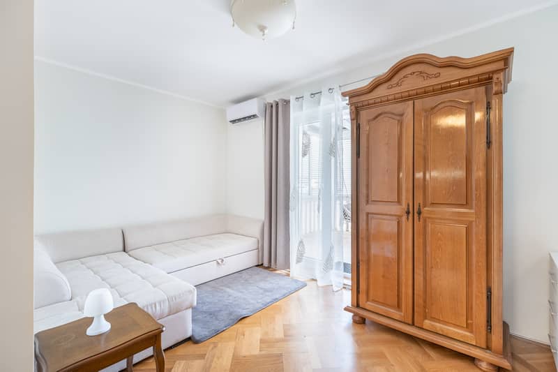 Spacious apartment with sea view in Sveti Stefan — 77 m² — photo 4