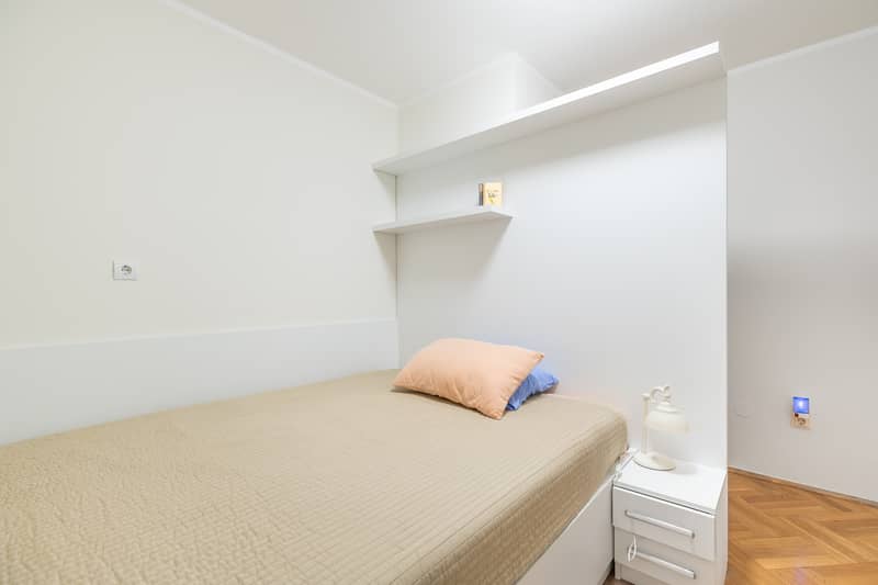 Spacious apartment with sea view in Sveti Stefan — 77 m² — photo 5