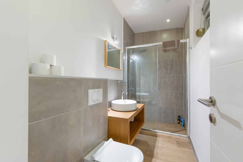 Spacious 2-bedroom apartment for sale with sea view and 40 m² terrace — photo 19