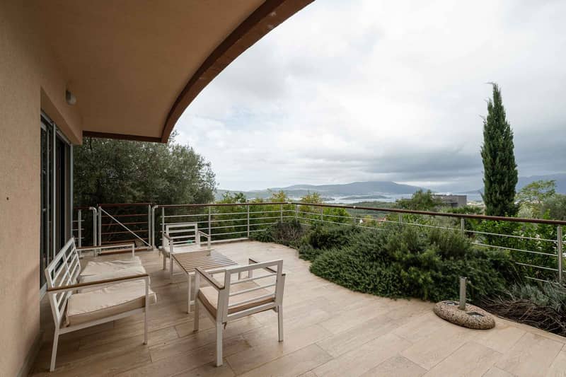 Spacious 2-bedroom apartment for sale with sea view and 40 m² terrace — photo 30