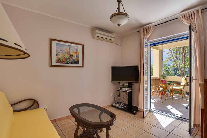 3-Bedroom Apartment on Ground Floor with Separate Entrance and Sea View — photo 6