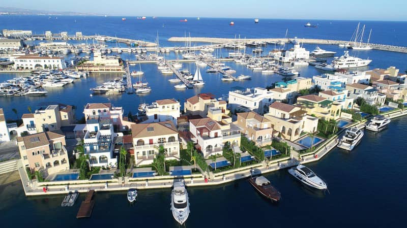 Villas with private docks and swimming pools in a luxury residence on an island, Limassol, Cyprus — photo 13