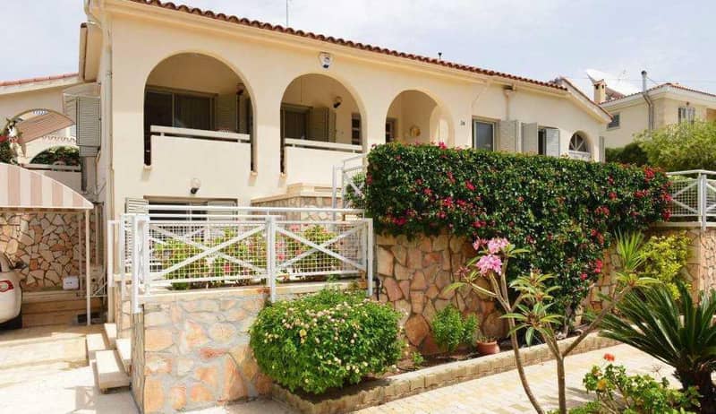Luxury beachfront villas in Coral Bay, Cyprus — photo 12