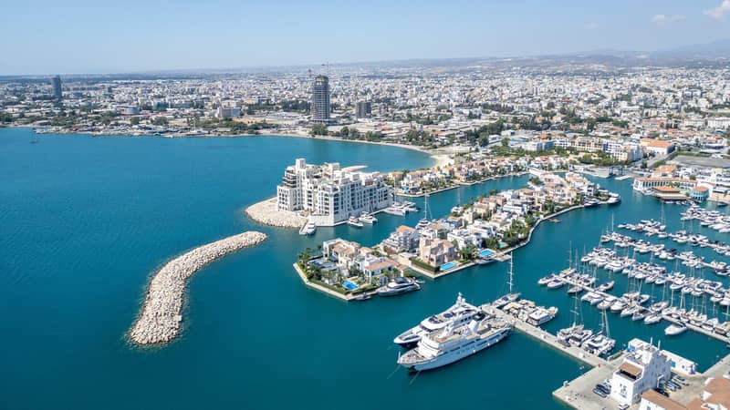 Apartments in a high-rise residence on the seafront with swimming pools and a spa center, Limassol, Cyprus — photo 28