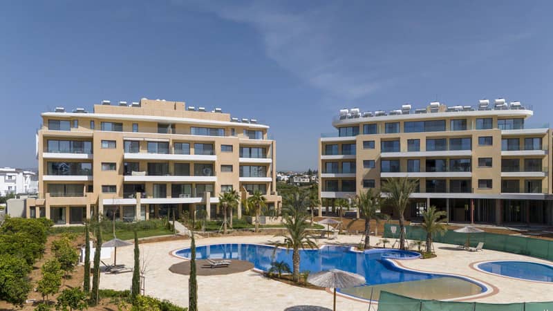 Gated community with swimming pools and gardens near the coast and golf club, Limassol, Cyprus — photo 2