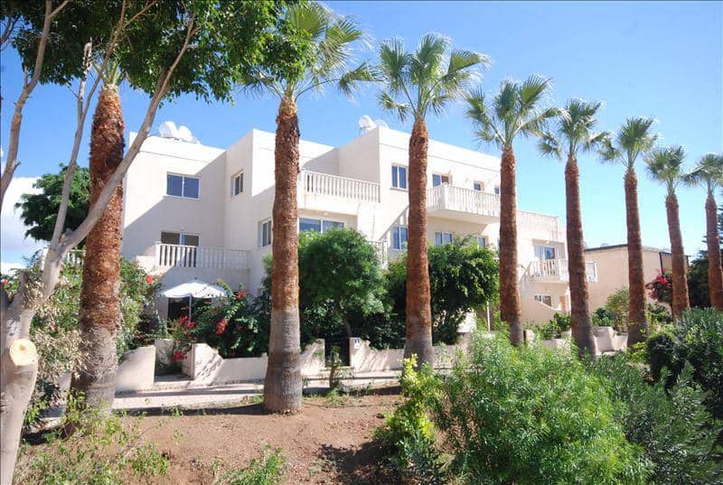 Complex of townhouses with a garden and a swimming pool at 300 meters from the sea, Paphos, Cyprus — photo 8