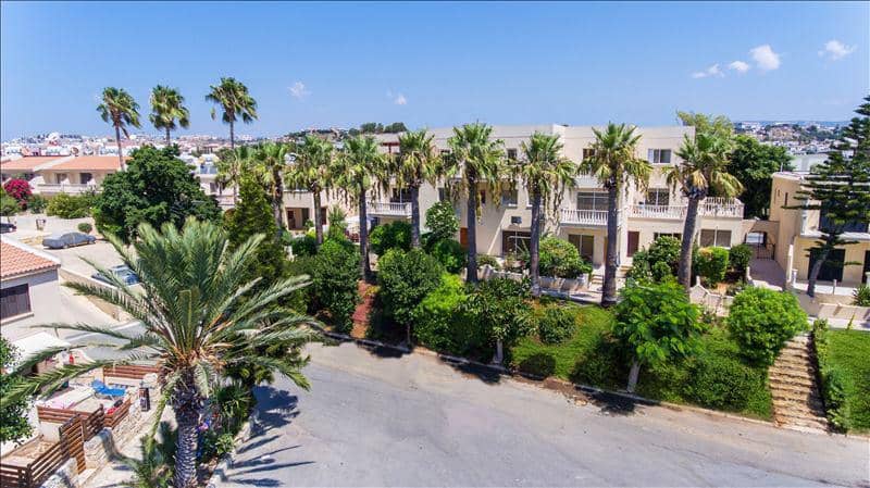 Complex of townhouses with a garden and a swimming pool at 300 meters from the sea, Paphos, Cyprus — photo 9