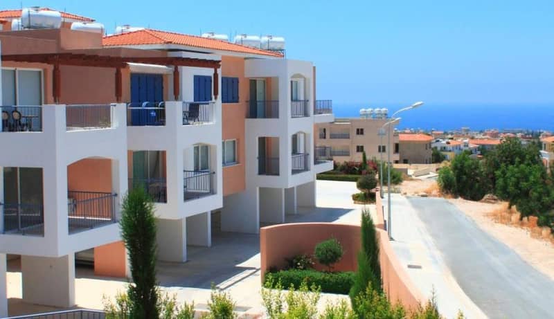 Complex of townhouses with a swimming pool and a green area close to sandy beaches, Paphos, Cyprus — photo 9