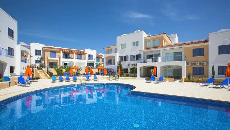 Complex of townhouses with a swimming pool and a green area close to sandy beaches, Paphos, Cyprus — photo 2