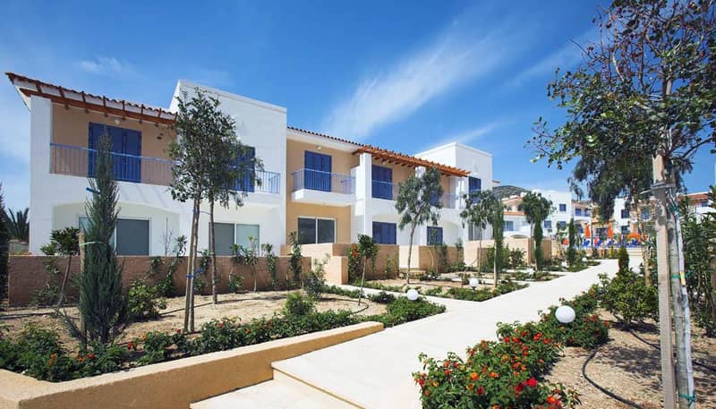 Complex of townhouses with a swimming pool and a green area close to sandy beaches, Paphos, Cyprus — photo 10
