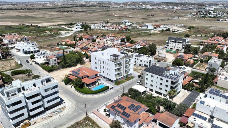 Low-rise residence with a parking close to the center of Larnaca, Cyprus — photo 19