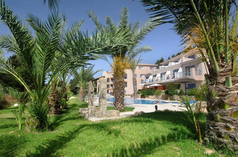 Complex of villas with a swimming pool and terraces near the sea, Kato Paphos, Cyprus — photo 4
