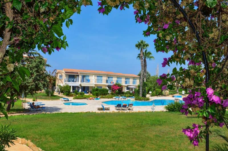 Complex of villas with a swimming pool and terraces near the sea, Kato Paphos, Cyprus — photo 3