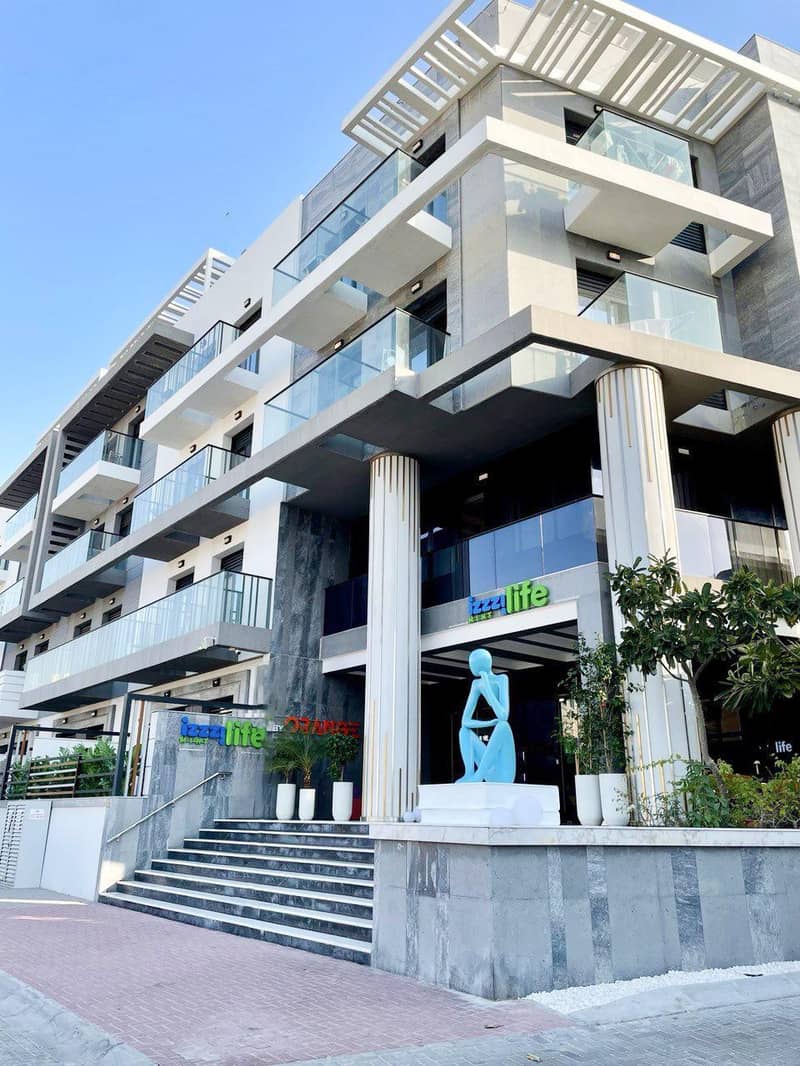 Complex of serviced apartments Izzzi Life with a swimming pool and a co-working area, JVC, Dubai, UAE — photo 8