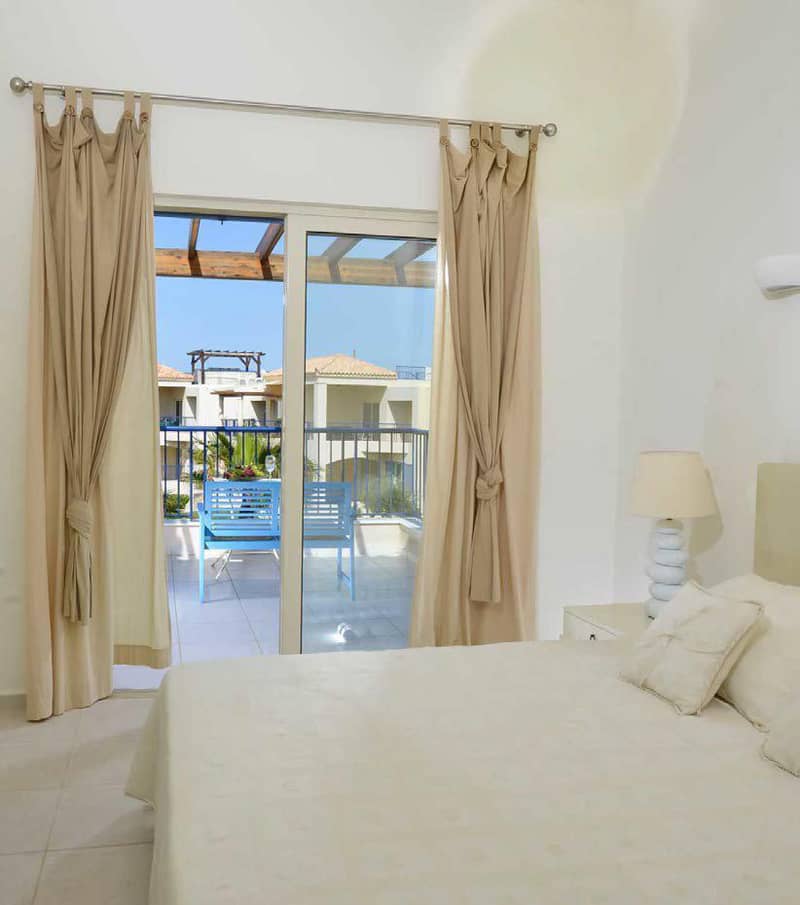Luxury residence with a swimming pool and gardens near the beach, Chania, Greece — photo 4