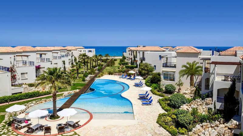 Luxury residence with a swimming pool and gardens near the beach, Chania, Greece — photo 9