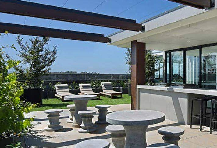New low-rise residence with a roof-top lounge area, Patras, Greece — photo 7