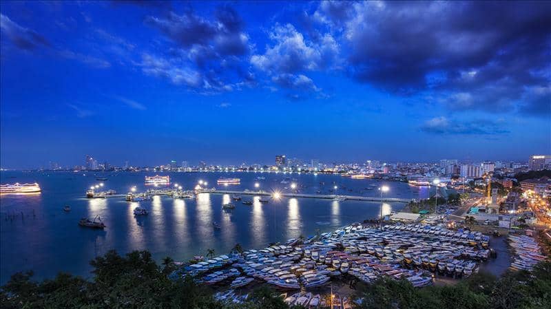 Luxury residence with swimming pools and a restaurant in the heart of Pattaya, Thailand — photo 13