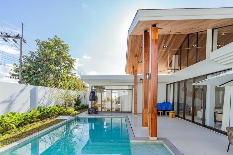 Complex of villas with swimming pools in a luxury residential area, Phuket, Thailand — photo 2