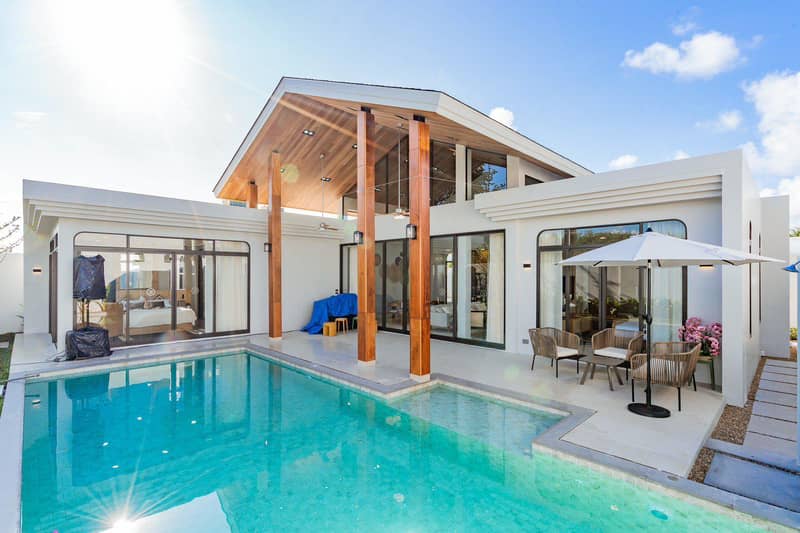Complex of villas with swimming pools in a luxury residential area, Phuket, Thailand — photo 2