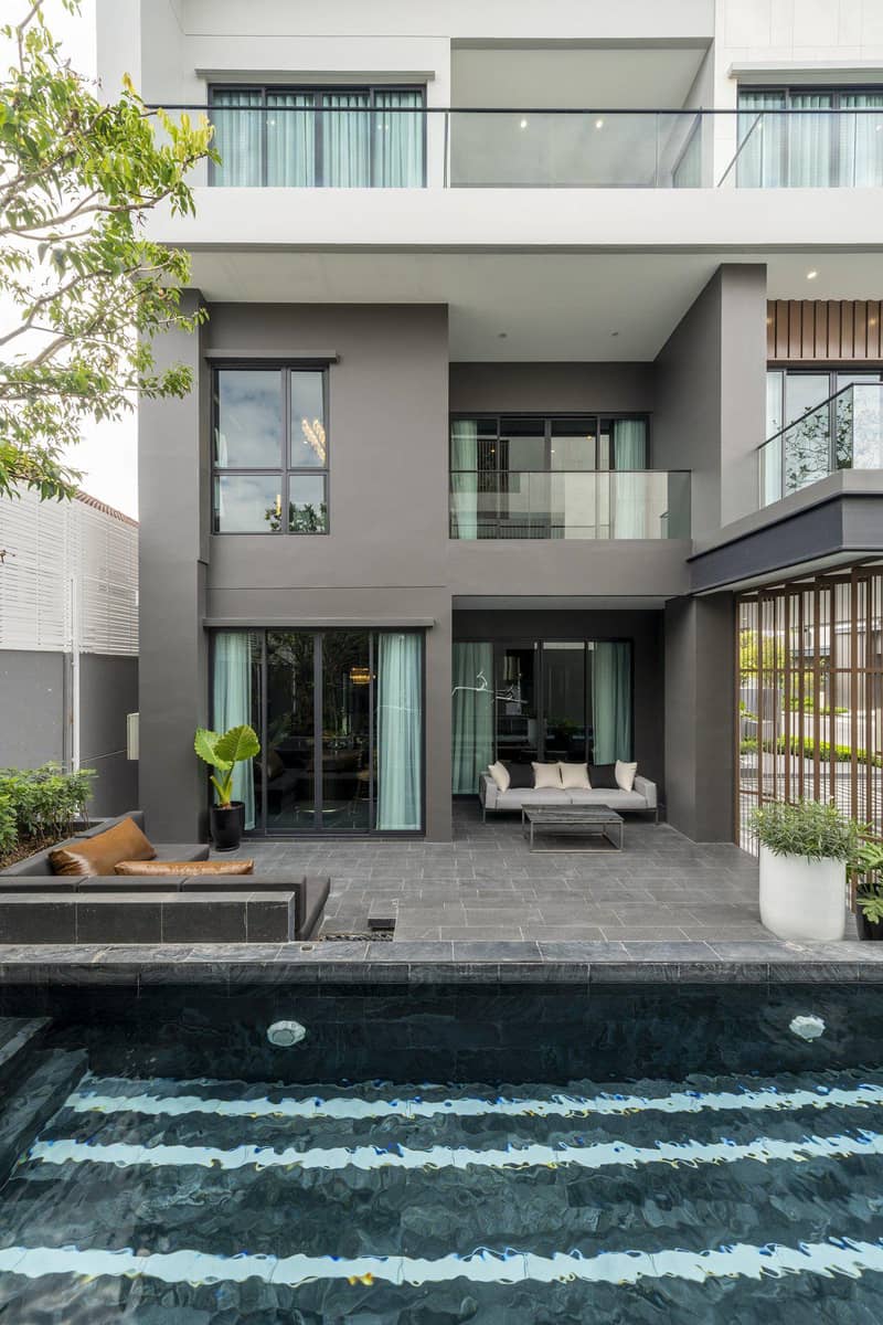 Complex of villas with swimming pools, lounge areas and clubhouses, Bangkok, Thailand — photo 2