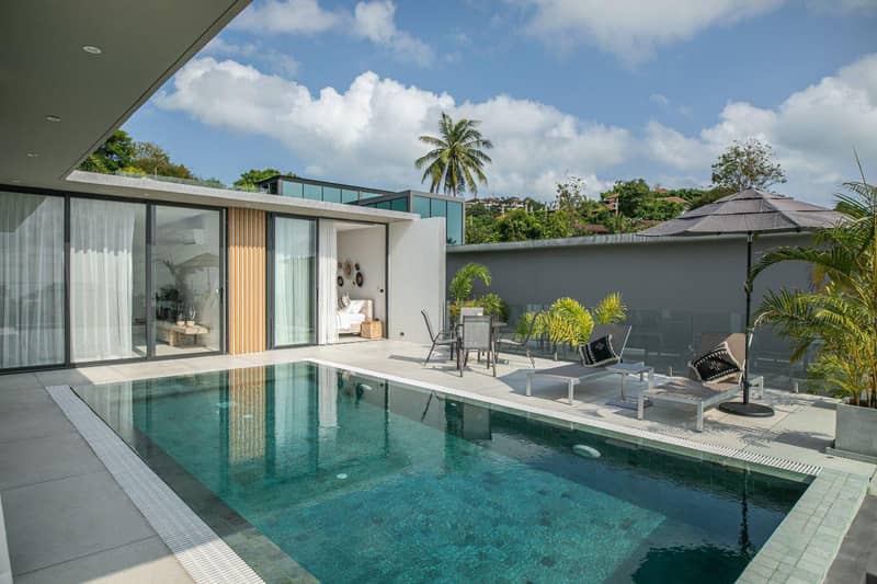 Complex of modern villas with swimming pools and views of the sea close to the international airport and the beach, Samui, Thailand — photo 12