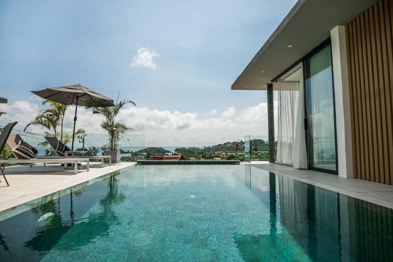 Complex of modern villas with swimming pools and views of the sea close to the international airport and the beach, Samui, Thailand — photo 11