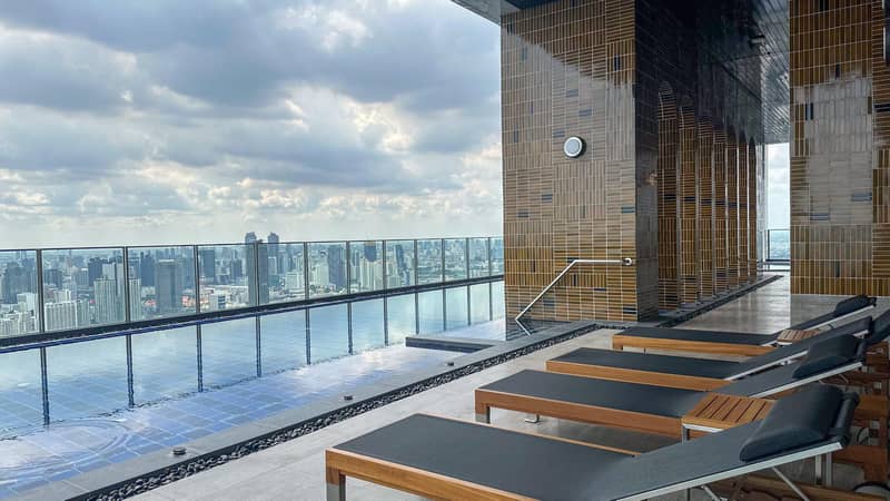 Modern residential complex near a shopping mall in Sukhumvit, Bangkok, Thailand — photo 6