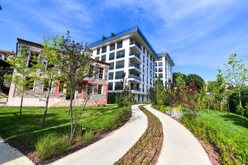 Modern residential complex with swimming pools and sports grounds, near the beach and the Bosphorus, Istanbul, Turkey — photo 13