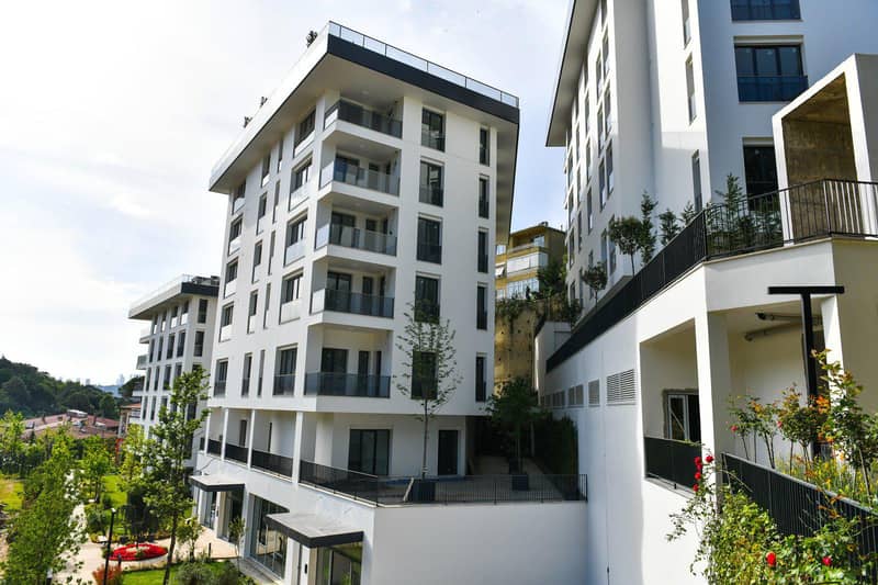 Modern residential complex with swimming pools and sports grounds, near the beach and the Bosphorus, Istanbul, Turkey — photo 16
