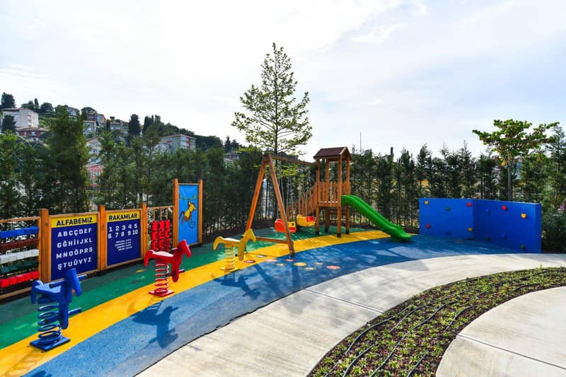 Modern residential complex with swimming pools and sports grounds, near the beach and the Bosphorus, Istanbul, Turkey — photo 15