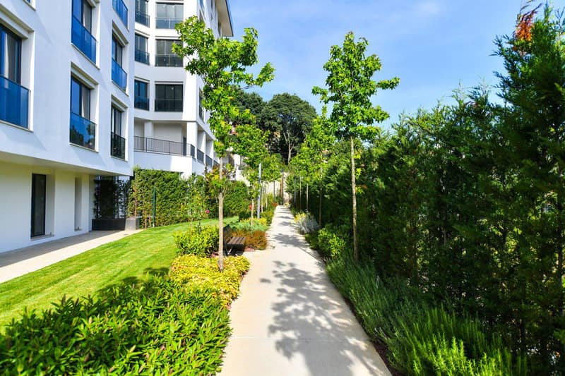 Modern residential complex with swimming pools and sports grounds, near the beach and the Bosphorus, Istanbul, Turkey — photo 10