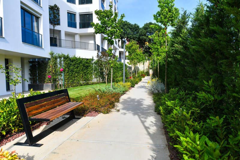 Modern residential complex with swimming pools and sports grounds, near the beach and the Bosphorus, Istanbul, Turkey — photo 11