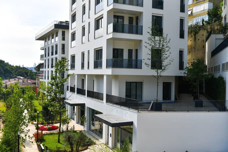 Modern residential complex with swimming pools and sports grounds, near the beach and the Bosphorus, Istanbul, Turkey — photo 2
