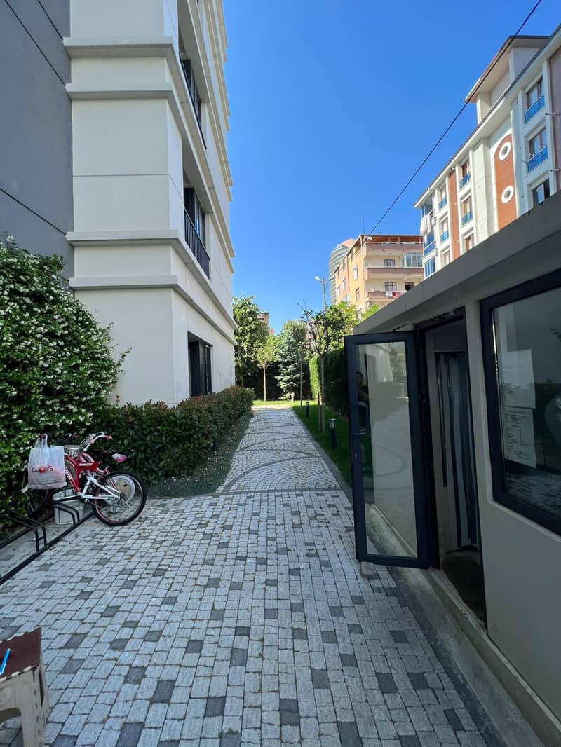 Residence with a swimming pool, a parking and around-the-clock security close to the highway, Istanbul, Turkey — photo 7