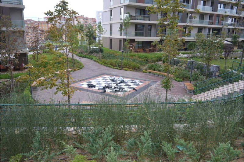 Жилой комплекс с видом на сад и озеро, недалеко от телебашни Чамлыджа, Умрание, Стамбул, Турция — фото 16