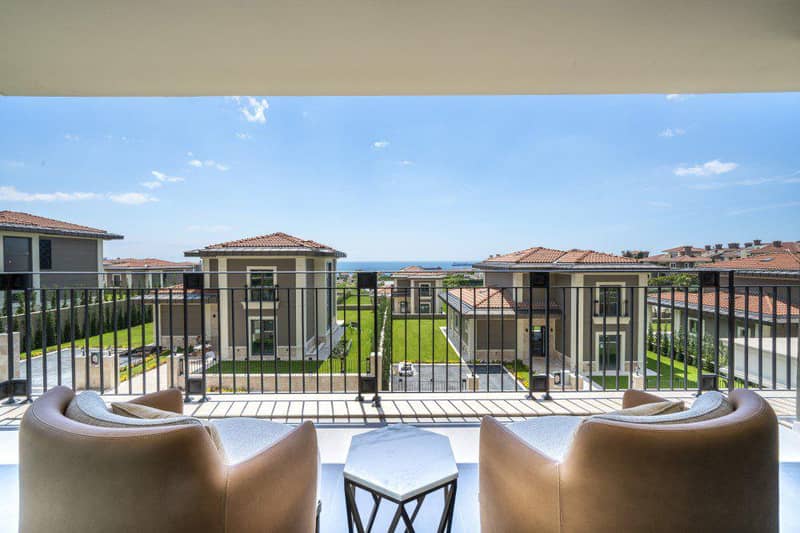 Apartments and villas with spacious balconies, in a new residential complex near swimming pools and restaurants, Istanbul, Turkey — photo 2