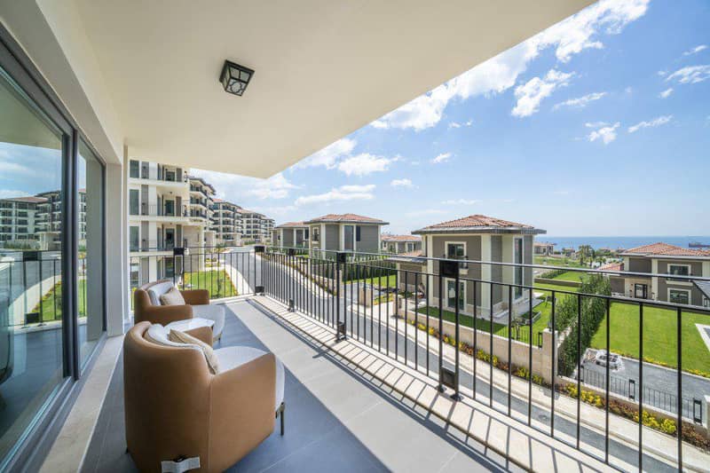 Apartments and villas with spacious balconies, in a new residential complex near swimming pools and restaurants, Istanbul, Turkey — photo 3