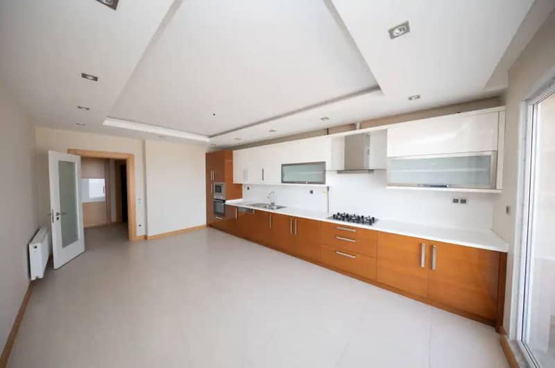 Apartments with terraces in a residence with swimming pools, in a prestigious area, Istanbul, Turkey — photo 4