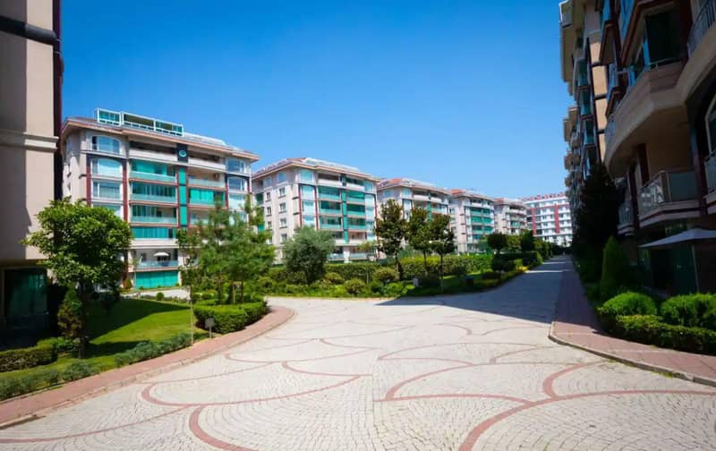 Apartments with terraces in a residence with swimming pools, in a prestigious area, Istanbul, Turkey — photo 9