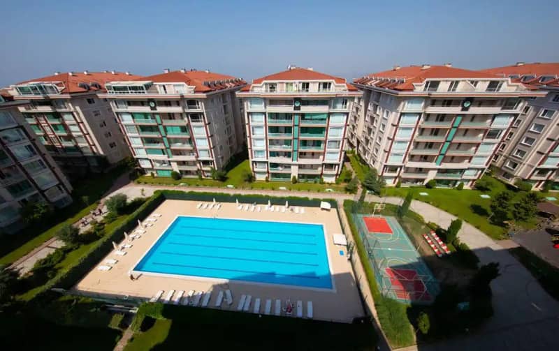 Apartments with terraces in a residence with swimming pools, in a prestigious area, Istanbul, Turkey — photo 8