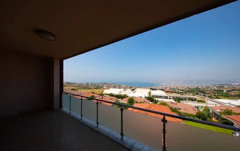 Apartments with terraces in a residence with swimming pools, in a prestigious area, Istanbul, Turkey — photo 6