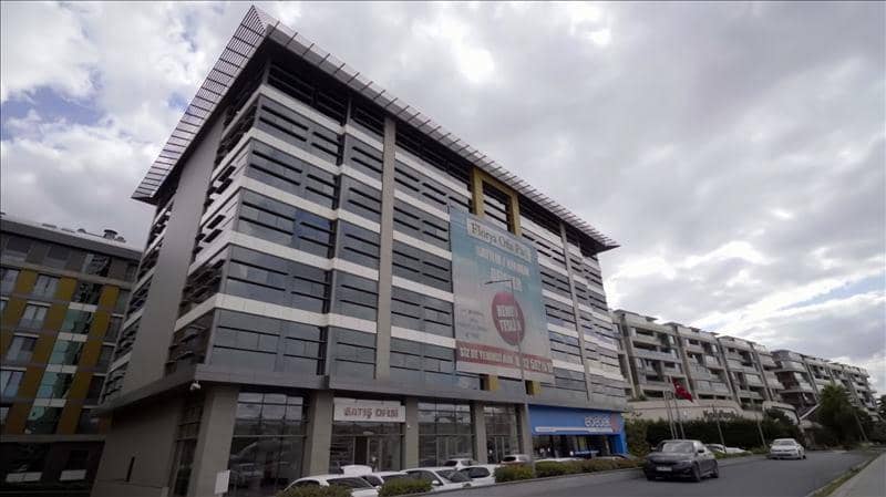 Residence with a view of the sea near a highway and a metrobus station, Istanbul, Turkey — photo 9